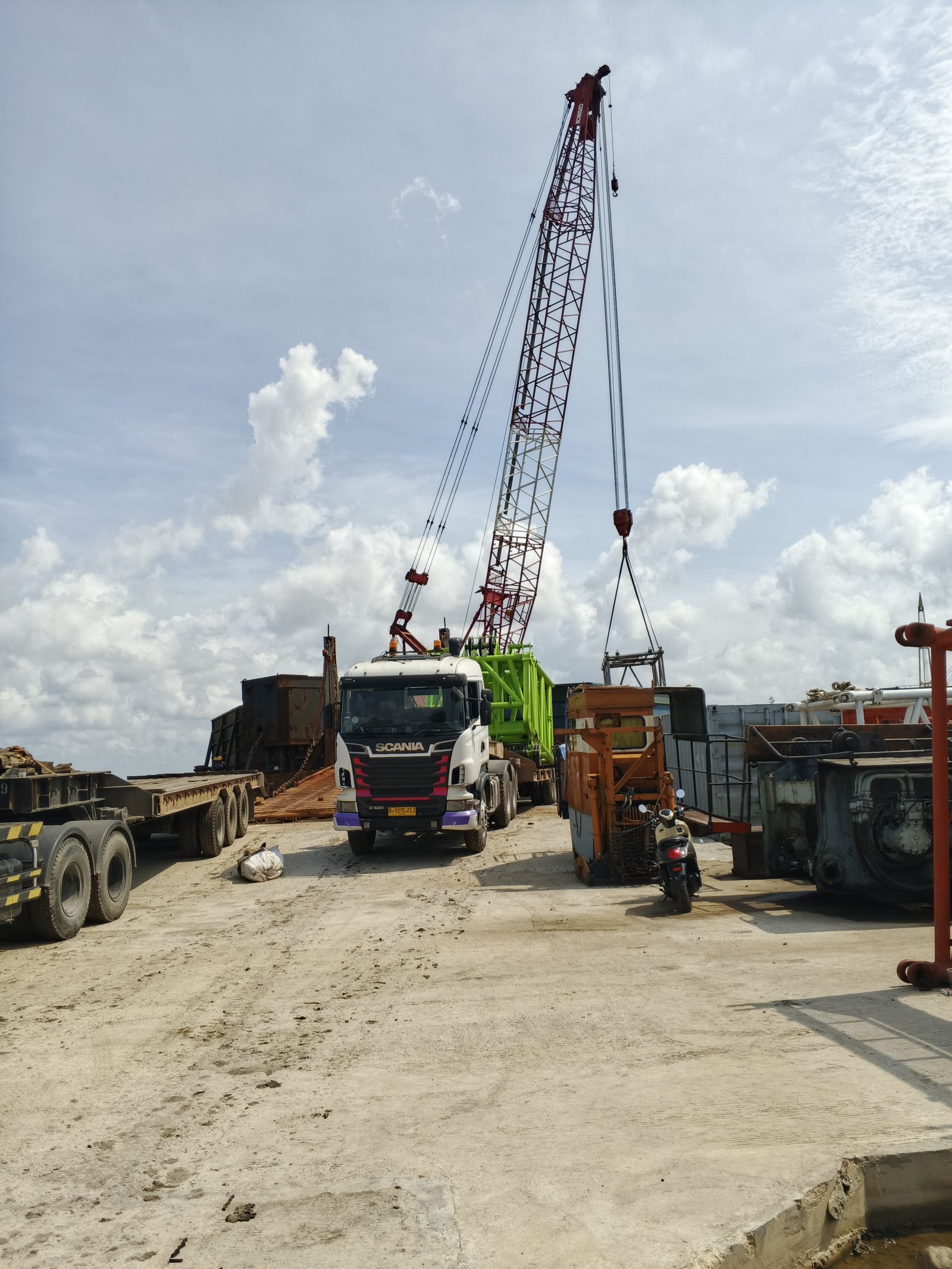Pengoperasian Crane Alat Berat Bongkar Muat Dermaga Pelabuhan