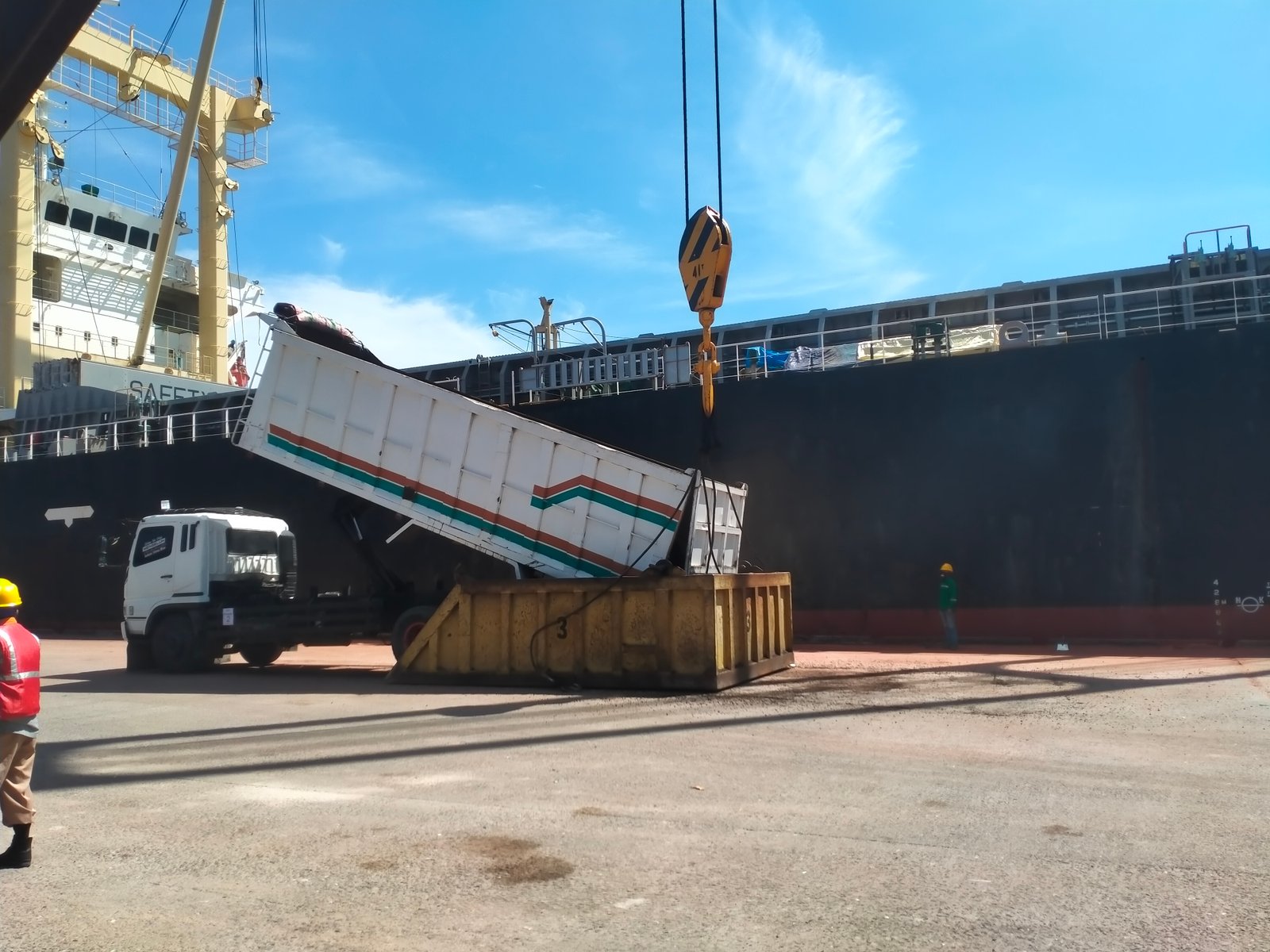 Proses Stevedoring Bongkar Muat Kargo Curah Pelabuhan Dumai