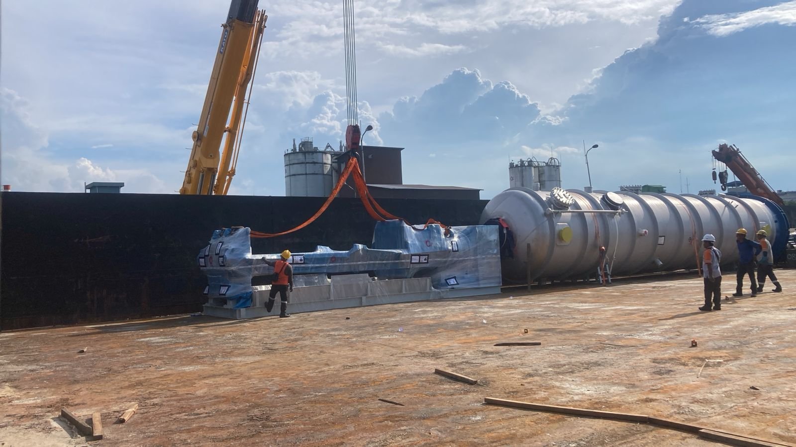Kapal Tanker Energi dan Distribusi Marine Logistics Jalur Maritim